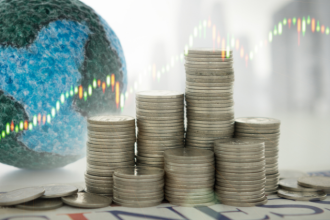 Fernando Trabach Filho analisa como os BRICS fortalecem sua influência global e desafiam a hegemonia econômica ocidental.