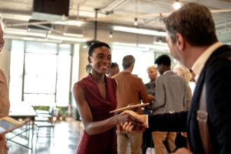 Liderar com simplicidade envolve princípios práticos para guiar pessoas sem complicar, destaca Vitor Barreto Moreira.