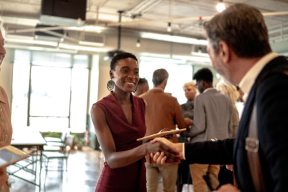 Liderar com simplicidade envolve princípios práticos para guiar pessoas sem complicar, destaca Vitor Barreto Moreira.