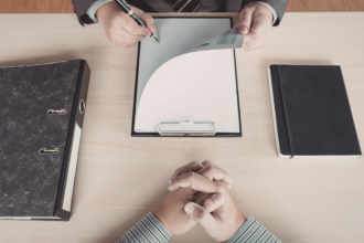 Descubra estratégias para interpretar editais de licitação e, com Renato de Castro Longo Furtado Vianna, minimizar riscos contratuais.