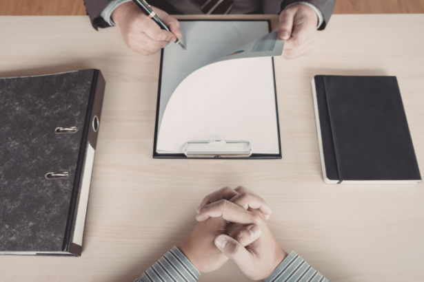 Descubra estratégias para interpretar editais de licitação e, com Renato de Castro Longo Furtado Vianna, minimizar riscos contratuais.