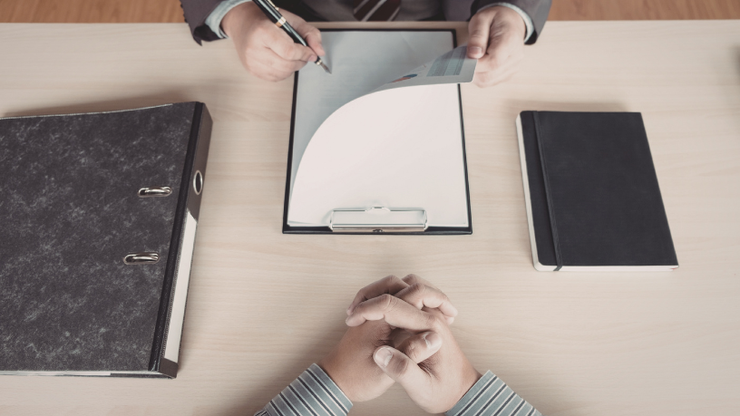 Descubra estratégias para interpretar editais de licitação e, com Renato de Castro Longo Furtado Vianna, minimizar riscos contratuais.