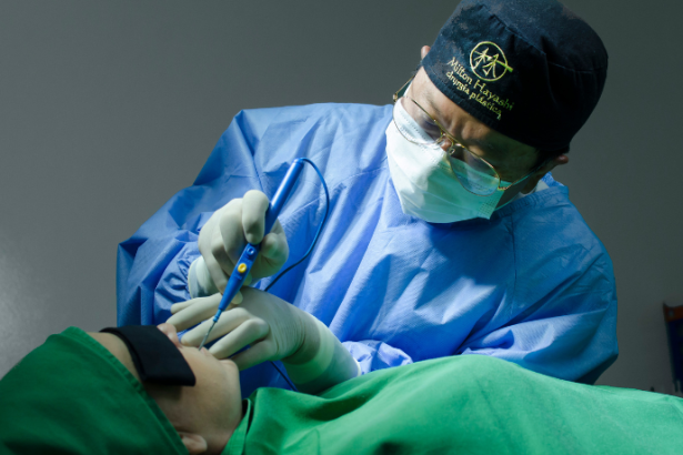 Milton Seigi Hayashi explica por que não existe garantia de resultado em cirurgia plástica.