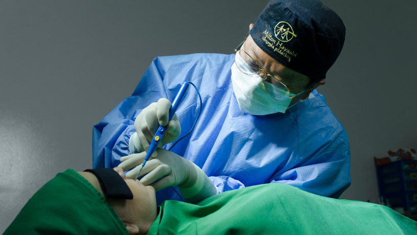 Milton Seigi Hayashi explica por que não existe garantia de resultado em cirurgia plástica.