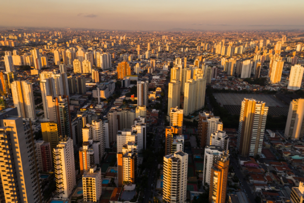 Inteligência artificial avança nas empresas brasileiras: o emprego está mesmo em risco?