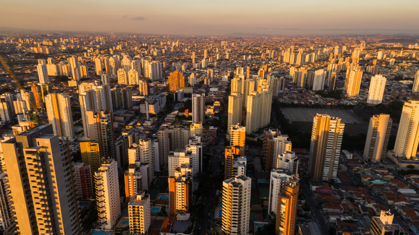 Inteligência artificial avança nas empresas brasileiras: o emprego está mesmo em risco?
