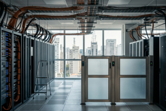 IA entra em uma nova fase de cautela: por que gigantes da tecnologia estão defendendo limites e o que muda para o Brasil