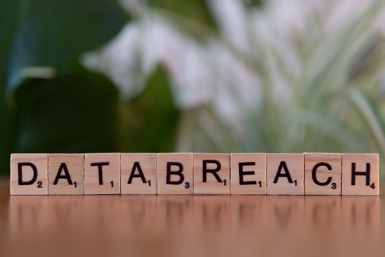 Peças de jogo formando a expressão “data breach” sobre uma superfície, em referência a vazamentos de dados e segurança digital.