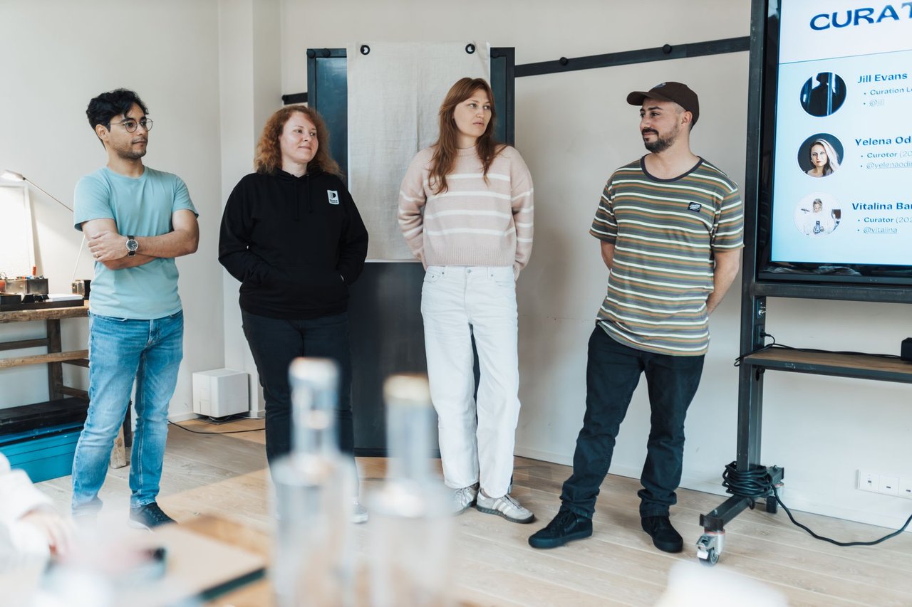 Equipe diversa participa de uma apresentação e reunião de trabalho em um escritório moderno.